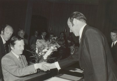 5. Franz Bender gratuliert Schwickert zur OB-Wahl 1975_Nr. 2_