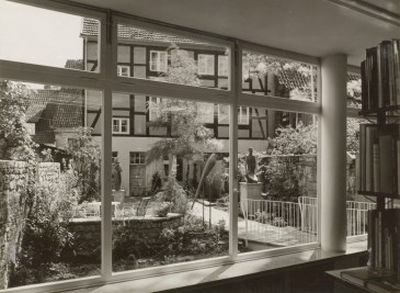 5. 400,3 Nr. 31-043-001_Kunstsalon Fischer, Blick von der Buchhandlung Fischer aus, 1961